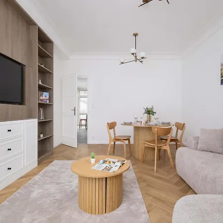 Klimatyzowany W Krakowie Przy Parku Z Dwiema Sypialniami I Biurkiem Do Pracy Zdalnej By Renters Appartement