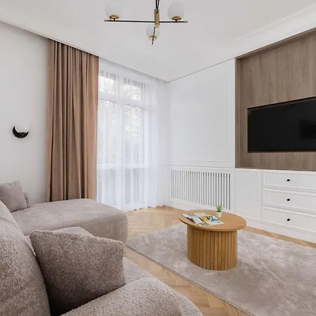 Klimatyzowany W Krakowie Przy Parku Z Dwiema Sypialniami I Biurkiem Do Pracy Zdalnej By Renters