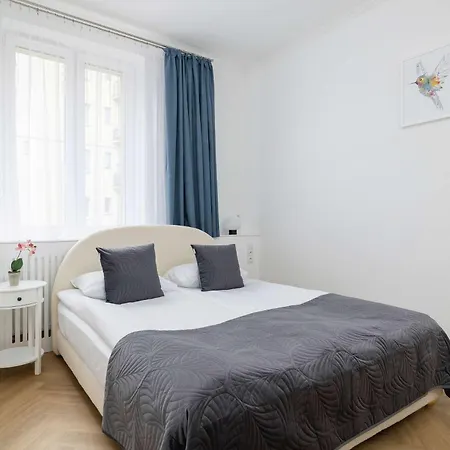 Klimatyzowany W Krakowie Przy Parku Z Dwiema Sypialniami I Biurkiem Do Pracy Zdalnej By Renters アパート クラクフ